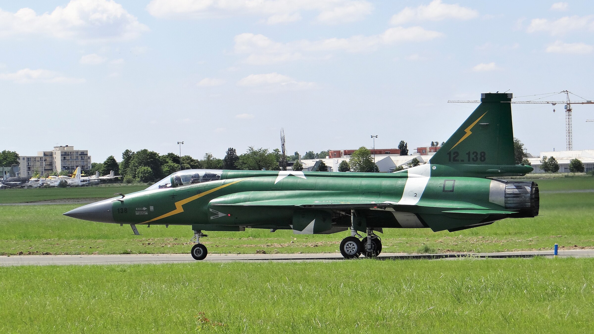 图17 “枭龙”／JF-17战斗机（2003年首飞，中外联合研制）